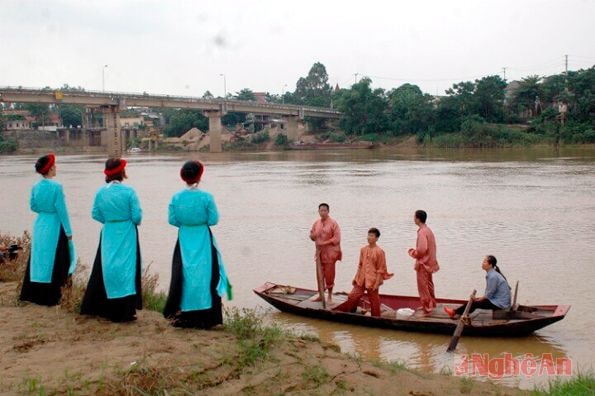 Hát ví trên sông Lam. Ảnh: Xuân Tám