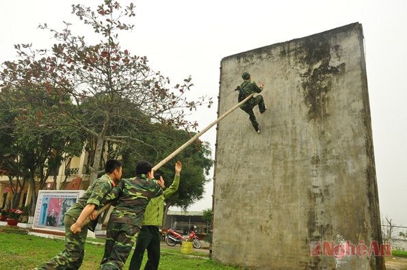 Trên thao trường, bộ đội vẫn hăng say tập luyện