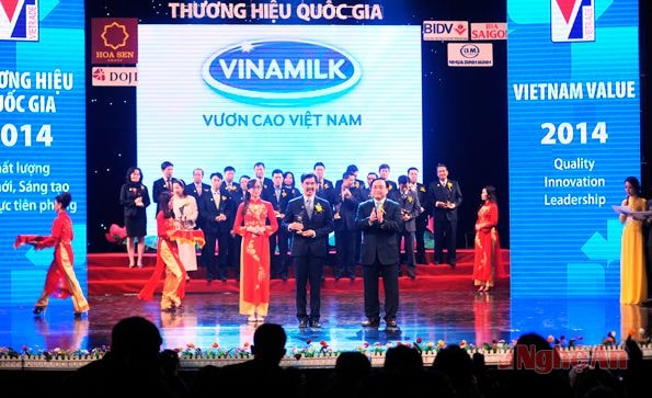 Trao chứng nhận Thương hiệu quốc gia năm 2014 cho Vinamilk.