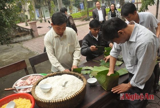 Cả cán bộ trung tâm và thương binh cùng tham gia gói bánh