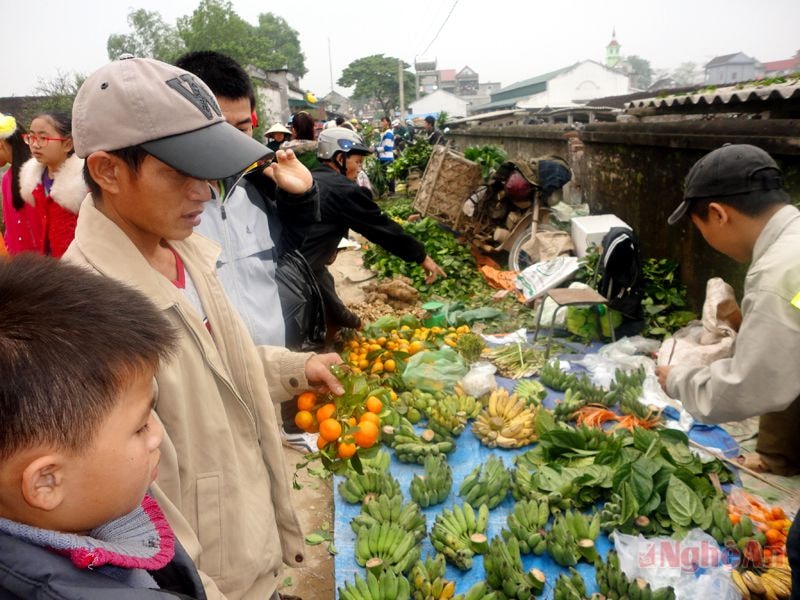 Người dân chọn những thứ quả như chuối, quất, dứa... để làm mâm ngũ quả ngày Tết