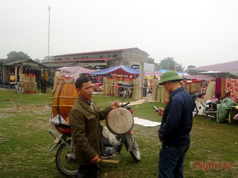 Để thu hút sự chú ý của khách mua, người bán trống vừa rao hàng vừa đánh trống để khách nghe thử