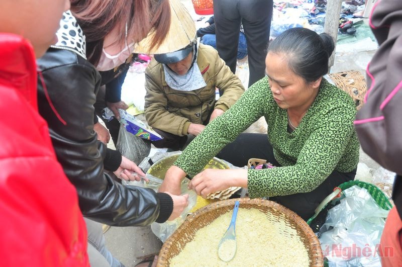 Hàng bánh kê – món ngon mỗi dịp đi chợ người dân đều tranh thủ mua ăn ngay hay đem về làm quà