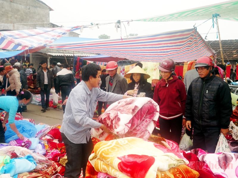 Hàng chăn từ các nhà máy đưa về