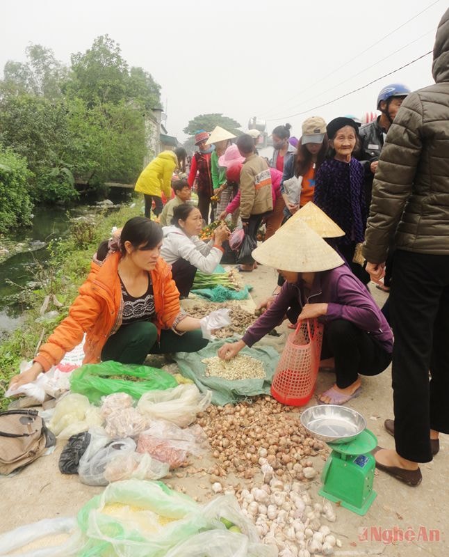 ...tỏi, hành tăm... – những sản vật ở vườn được người dân đem bán kiếm tiền tiêu tết