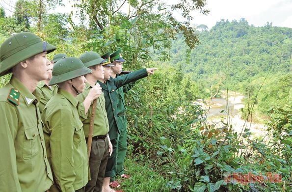 Lực lượng kiểm lâm Thanh Chương phối hợp với Bộ đội Biên phòng tuần tra bảo vệ rừng biên giới. Ảnh: Văn Đoàn