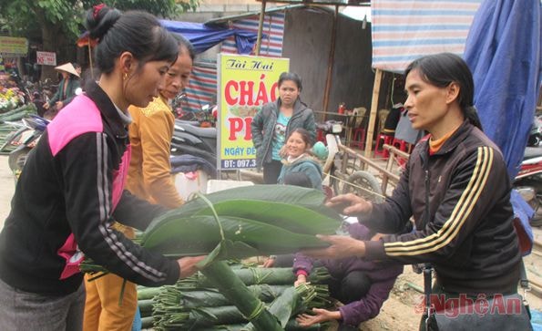 Mua lá dong tại chợ huyện