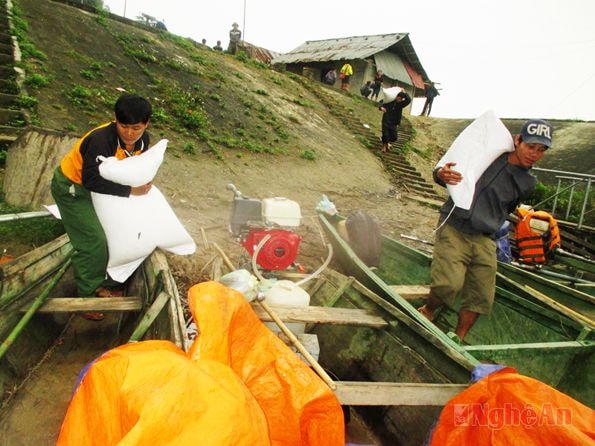 Bà con Đan Lai chở gạo về ăn tết