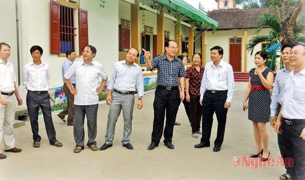 Lãnh đạo huyện Anh Sơn và xã Hùng Sơn kiểm tra cơ sở vật chất một số đơn vị trên địa bàn xã. Ảnh: D.A