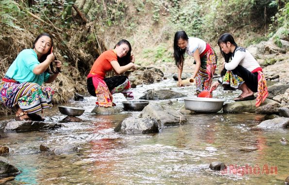 Phụ nữ dân tộc Thái gội đầu để chuẩn bị đón năm mới