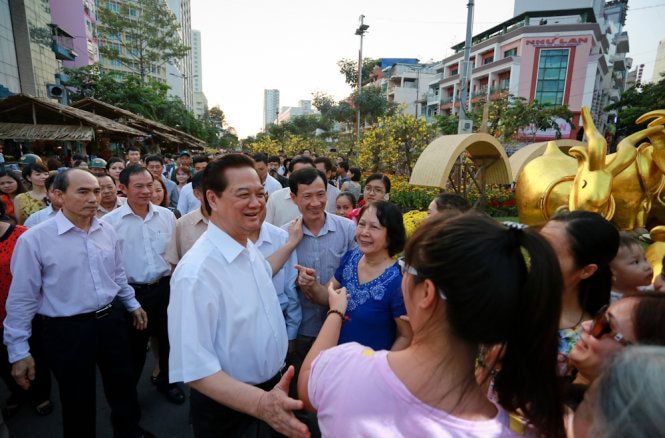 Thủ tướng Nguyễn Tấn Dũng lắng nghe ý kiến của người dân TP.HCM về đường hoa xuân năm nay - Ảnh: Tiến Thành