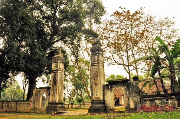 Cổng đình Trung Cần  (Nam Trung, Nam Đàn)