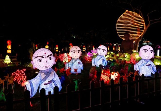 Ánh đèn lung linh, rực rỡ, bao trùm lên không gian bên ngoài một ngôi đền ở thủ đô Kuala Lumpur, Malaysia. Ảnh: Reuters