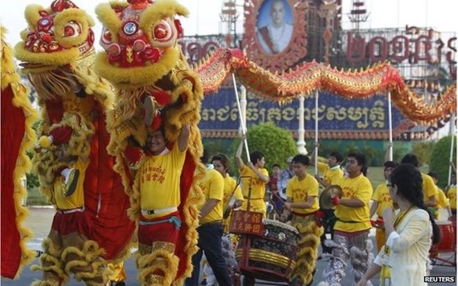 Đội múa lân trình diễn bên ngoài Cung điện Hoàng gia ở Phnom Penh. Ảnh: Reuters