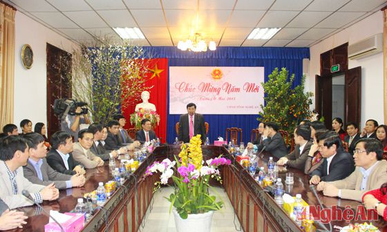 Đồng chí Nguyễn Xuân Đường chúc tết tại Văn phòng UBND tỉnh