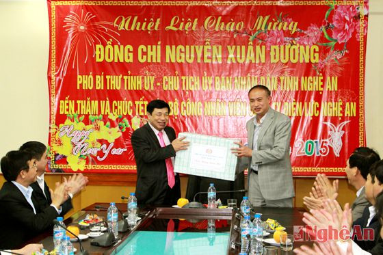 Đồng chí Nguyễn Xuân Đường tặng quà chúc tết Công ty Điện lực Nghệ An