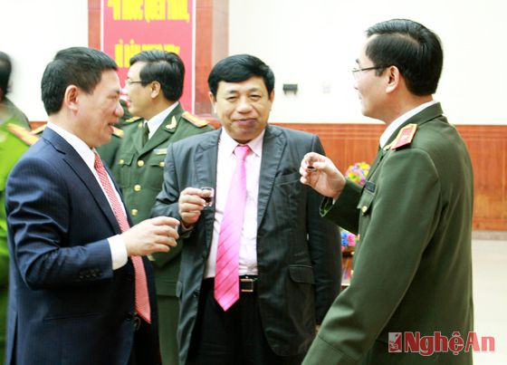 Đồng chí Hồ Đức Phớc và Đồng chí Nguyễn Xuân Đường chung vui cùng Công an tỉnh