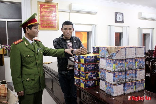 Công an TP. Vinh bắt đối tượng vận chuyển pháo trái phép.