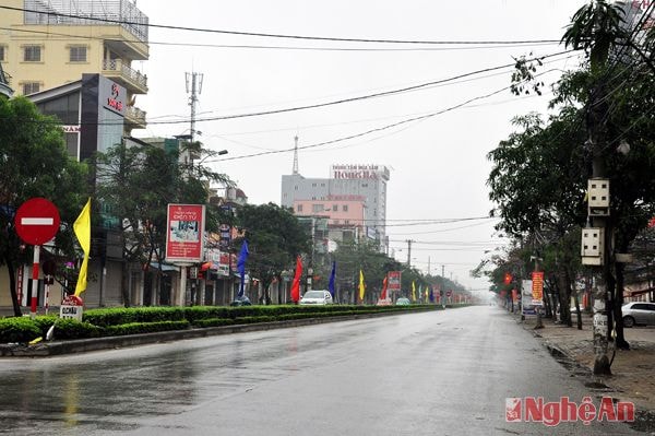 Đường Lê Lợi, trước cổng bến xe Vinh tạm vắng những chuyến xe chở cuộc đời muôn nơi qua lại