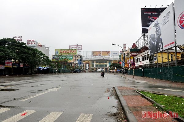 Chợ Vinh, trung tâm thương mại lớn của khu vực Bắc Trung bộ chìm vào giấc ngủ mệt sau một năm mưu sinh với nhiều tất bật, lo toan