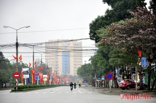 Vòng xoay khách sạn phương Đông lặng lẽ trong làn mưa phùn sáng mùng Một Tết