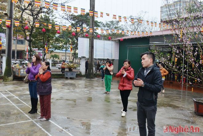 Trong buổi sáng đầu năm, nhiều người đã đến các ngôi chùa để cầu may, lấy lộc, hi vọng về một năm mới an lành, hạnh phúc.