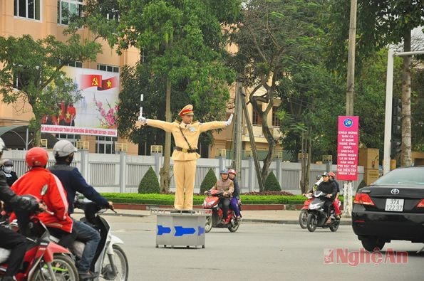 Chiến sỹ Phòng CSGT (Công an Nghệ An) điều khiển giao thông tại điểm ngã tư Hồ Tùng Mậu - Trường Thi