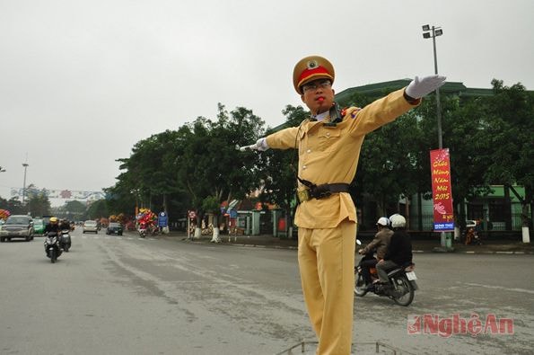 Cán bộ CSGT (Công an thành phố Vinh) đảm bảo phân luồng giao thông trên địa bàn TP Vinh