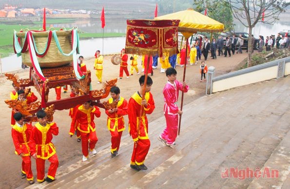 Rước vạc về đền trong Lễ hội làng Vạc.