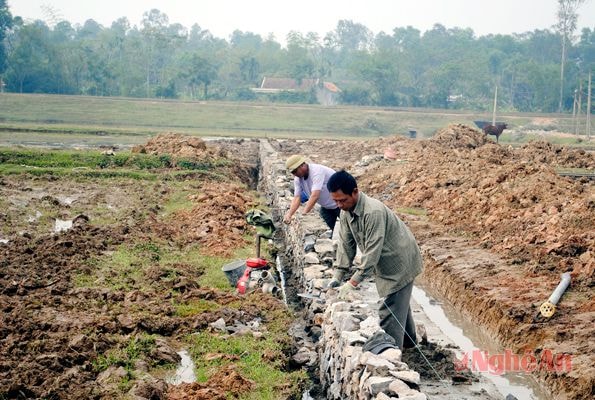 Nông dân xã Nam Thành làm hệ thống kênh mương thủy lợi. Ảnh: V.T