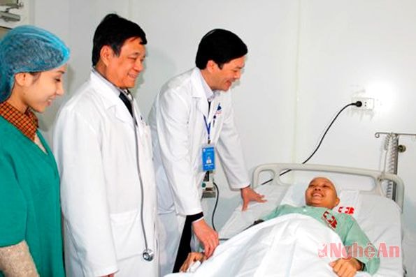 Lãnh đạo bệnh viện thăm hỏi bệnh nhân.