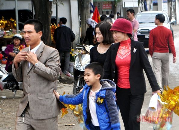 Nhiều gia đình cùng nhau đi lễ đền Cờn.