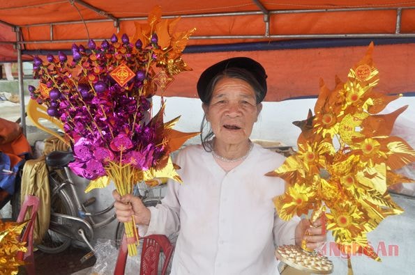 Cụ bà Hồ Thị Thích - 75 tuổi (Quỳnh Phương - Thị xã Hoàng Mai) đi lễ đền Cờn.