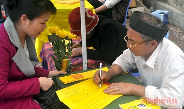 Bàn viết sớ tại đền Cờn.