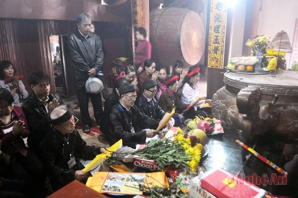 Làm lễ giải hạn đầu năm tại đền Cờn.