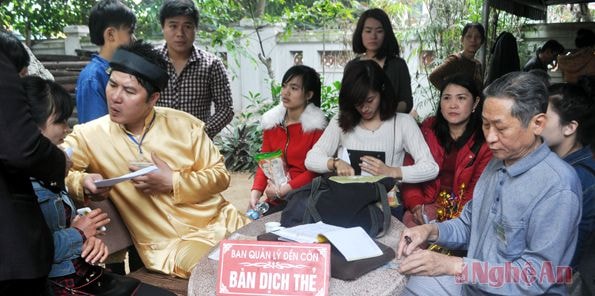 Bàn dịch thẻ luôn tấp nập du khách.