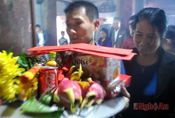 Lễ vật dâng cúng được sửa soạn cẩn thận.