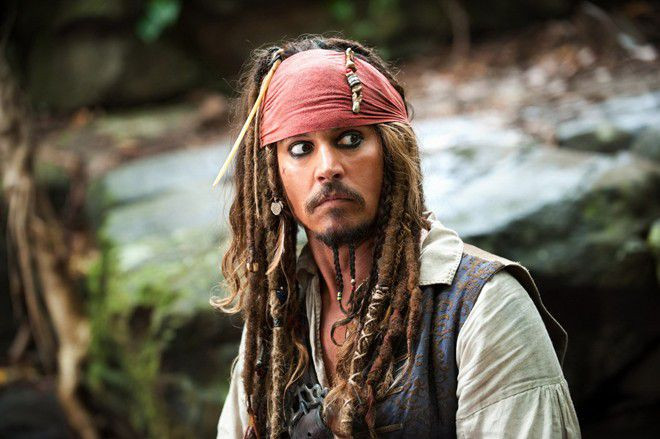 Trong Pirates of the Caribbean: Dead Man Tell No Tales, Jack Sparrow (Johnny Depp) phải đối đầu với binh đoàn cướp biển ma do kẻ thù cũ Salazar chỉ huy.