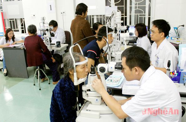 Khám mắt cho bệnh nhân tại Bệnh viện Mắt Nghệ An.