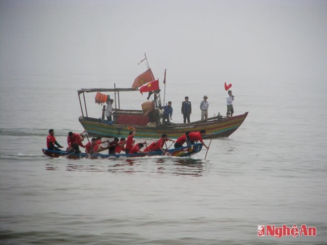 Đông đảo nhân dân trong và ngoài xã tới xem và cổ vũ 