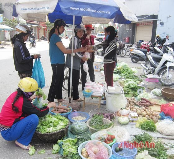 Giá cả rau, củ, quả, một số mặt hàng có tăng nhẹ và một số giữ nguyên so với ngày thường