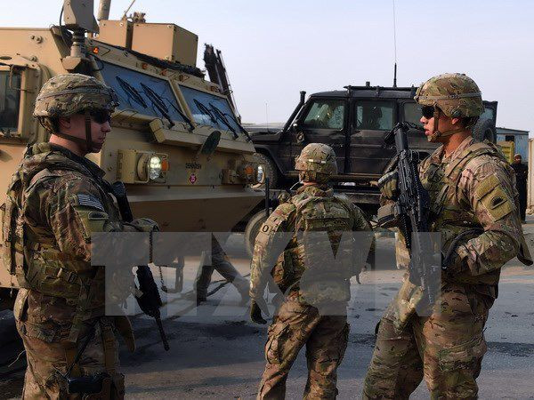   Binh sỹ Mỹ gác tại hiện trường vụ nổ bom ở Kabul ngày 5/1. (Nguồn: AFP/ TTXVN)