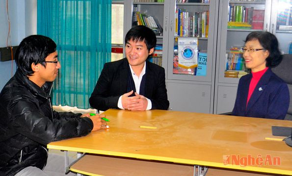Cô Choe và thầy Hwang trò chuyện với phóng viên. Ảnh: M.Q