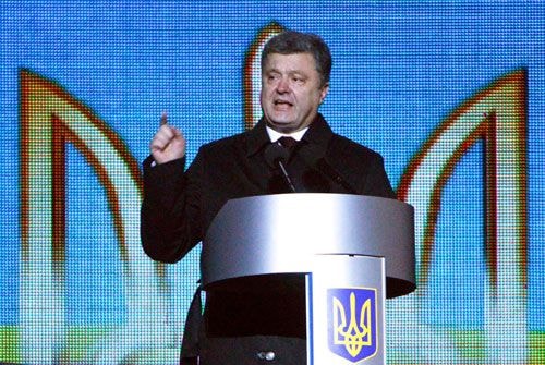 Tổng thống Ukraine Poroshenko tuyên bố rút quân khỏi thị trấn Debaltseve, đồng thời chỉ trích Nga vi phạm thỏa thuận Minsk.  Nguồn: Reuters