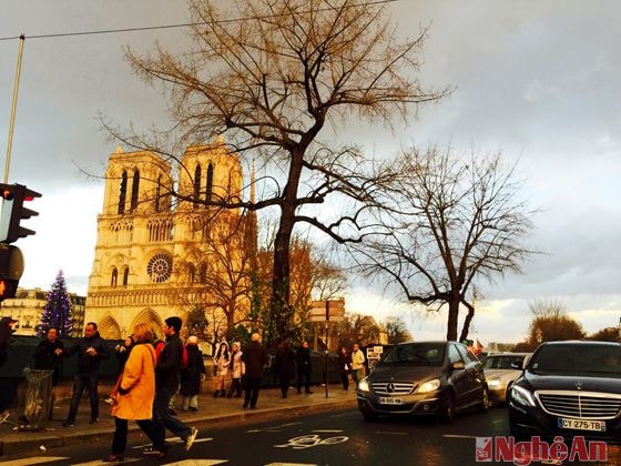 Chúc mừng nhân ngày đầu năm mới tại  Paris