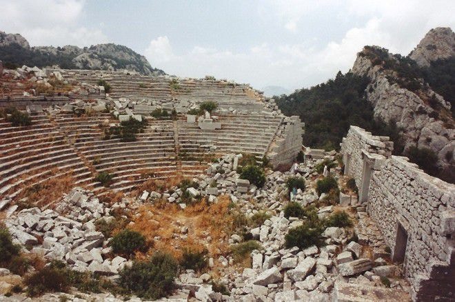 Thành phố cổ Termessos tọa lạc trên ngọn núi cao 1.000 m, gần bờ biển phía nam Thổ Nhĩ Kỳ. Vào thời kỳ hoàng kim, Termessos mang danh thành phố