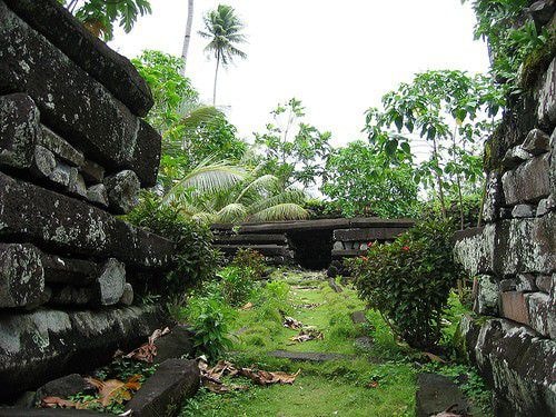 Nan Madol là một thành phố cổ đổ nát còn sót lại. Nó tọa lạc ngoài khơi bờ biển phía đông của đảo Pohnpie, thủ phủ của triều đại Saudeleur mà ngày nay là một trong 4 bang thuộc liên bang Micronesia. Hình thành cách đây khoảng 800 năm, sau một thời gian giành quyền cai trị thành phố Nan Madol, nhóm người Nahnmwarki không ở lại đây lâu dài mà chuyển ra khu vực lân cận thành phố để sống vì họ thấy khó khăn trong việc vận chuyển nước ngọt cũng như thực phẩm từ bên ngoài. Thành phố trở nên hoang vắng kể từ đó.