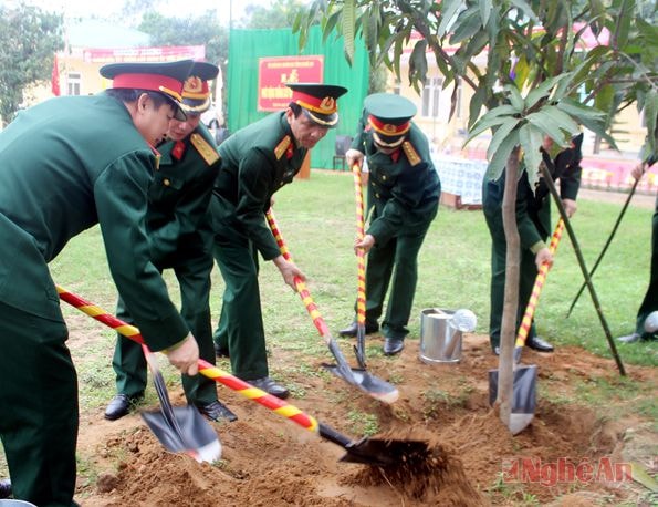 Thủ trưởng Bộ CHQS tỉnh Nghệ An trồng cây tại Đại đội 17 công binh