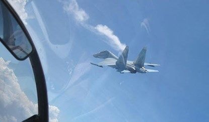 Từ đó tới nay, ngoài cường kích Su-22M4 còn có tiêm kích Su-30MK2 và các thế hệ phi công của Trung đoàn 937 vẫn là lực lượng chủ đạo đảm nhiệm vai trò bay tuần tra, bảo vệ quần đảo Trường Sa. Trong ảnh: Tiêm kích Su-30MK2 bay tuần tra Trường Sa năm 2014.