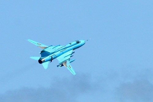 Những chiếc Su-22M4 của Việt Nam cũng được trang bị hệ thống phóng mồi bẫy nhiệt đánh lừa tên lửa không đối không dẫn đường hồng ngoại. Su-22M4 thiết kế với với 2 pháo 30mm (tốc độ 80 phát/phút) đặt ở 2 cánh, 2 giá treo dưới cánh mang 2 tên lửa đối không R-60 (tầm bắn 8km) và 10 giá treo (6 đặt ở dưới cánh và 4 đặt trên thân máy bay).